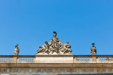 Zeughaus veya eski Arsenal çatı heykel. Artık Alman Tarih Müzesi, Berlin, Almanya.