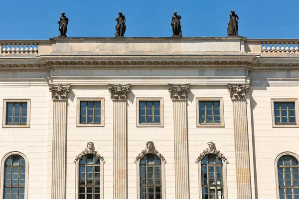 Statuen Auf Dem Dach Der Universität Bei Sonnigem Wetter Berlin — Stockfoto