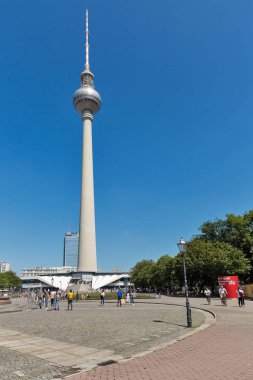 Berlin, Almanya - 14 Temmuz 2018: İnsanlar Alexander platz Berlin Tv Kulesi veya Fernsehturm ile kare güneşli yaz gününde ziyaret.