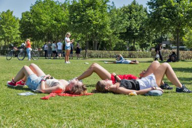Berlin, Almanya - Temmuz 14,2018: genç insanların Bundestag yaz çayır üzerinde bina önünde bir dinlenme yok. Sermaye ve alanı ve nüfus Alman en büyük şehri Berlin'dir.