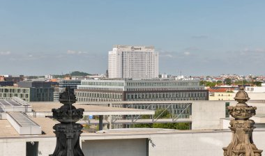 Berlin, Almanya - 14 Temmuz 2018: Berlin cityscape Bundestag çatı Charite Hastanesi Ana bina ile üzerinden. Avrupa'nın en büyük Üniversitesi Kliniği ve araştırma yoğun tıbbi kurum olduğunu.