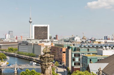 Berlin, Almanya - 14 Temmuz 2018: Reichstag çatı, Mitte bölgesinde yer alan üzerinden Berlin cityscape Tv Kulesi ve Spree Nehri ile. Sermaye ve alanı ve nüfus Alman en büyük şehri Berlin'dir.