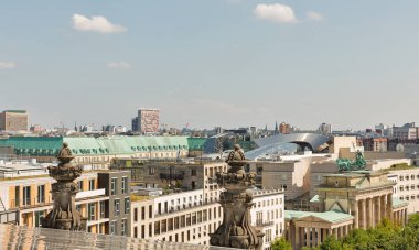 Berlin, Almanya - 14 Temmuz 2018: Brandenburg Kapısı, Sanat Akademisi ve Reichstag çatı semtinden Mitte Berlin cityscape. Berlin başkenti ve Alman en büyük alanı ve nüfus olduğunu.