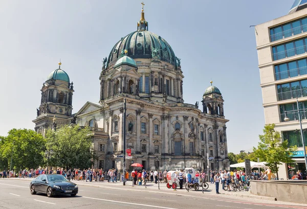 Berlín Alemania Julio 2018 Gente Camina Frente Catedral Cúpula Berlinesa — Foto de Stock