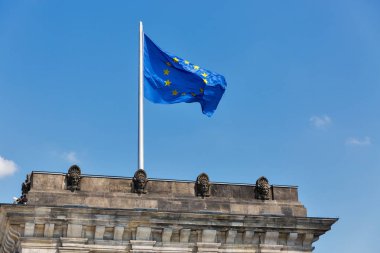 Closeup görünümünü ünlü Reichstag yapı kule ve Avrupa Birliği bayrağı, Almanya.