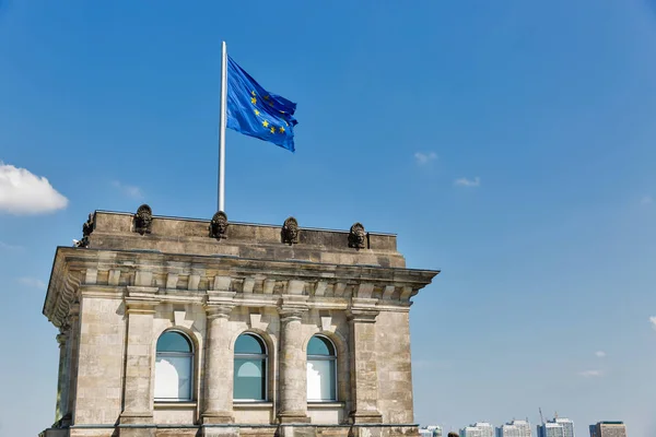 Vista Cerca Famosa Torre Del Reichstag Bandera Unión Europea Con — Foto de Stock