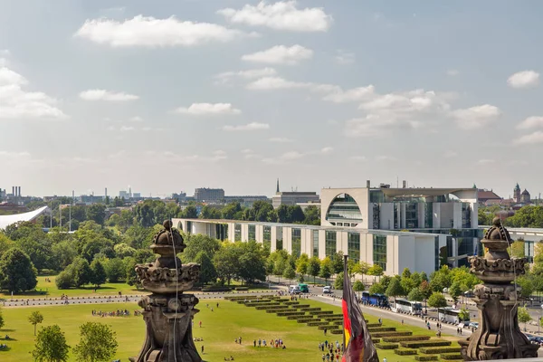 Reichstag Tak Och Berlin Stadsbild Med Parken Tiergarten Och Förbundskanslerns — Stockfoto