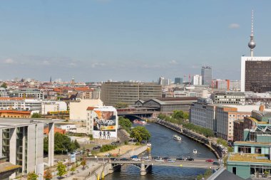 Berlin, Almanya - 14 Temmuz 2018: Berlin cityscape Tv Kulesi, Friedrichstrasse Tren İstasyonu ve Spree Nehri, Mitte bölgesinde yer alan ile. Berlin Alman alanı ve nüfus şehridir.