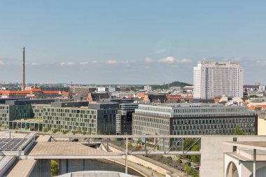 Berlin, Almanya - 14 Temmuz 2018: Berlin cityscape Bundestag çatı Spree Nehri ve Charitè hastane binası ile üzerinden. Europe en büyük Üniversitesi Kliniği ve araştırma yoğun tıbbi kurum olduğunu.