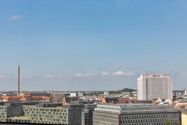 Berlin, Almanya - 14 Temmuz 2018: Berlin cityscape Bundestag çatı Charite Hastanesi Ana bina ile üzerinden. Avrupa'nın en büyük Üniversitesi Kliniği ve araştırma yoğun tıbbi kurum olduğunu.
