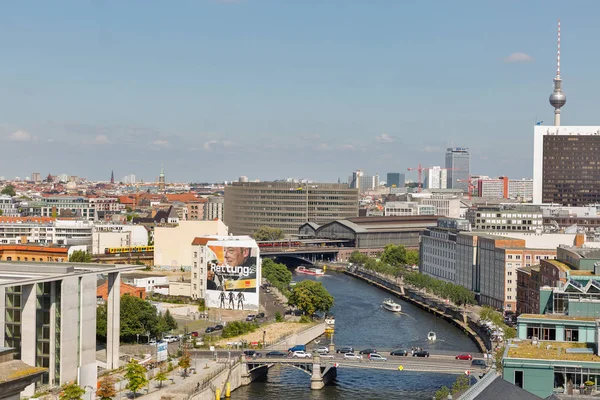 Berlin, Almanya - 14 Temmuz 2018: Berlin cityscape Tv Kulesi, Friedrichstrasse Tren İstasyonu ve Spree Nehri, Mitte bölgesinde yer alan ile. Berlin Alman alanı ve nüfus şehridir.