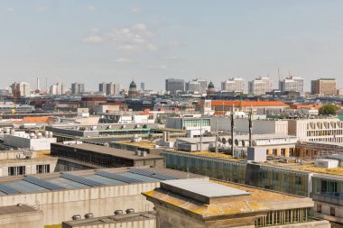 Berlin cityscape Reichstag çatı üzerinden. Mitte bölgesinde yer alan, Almanya