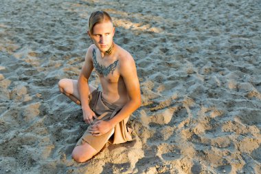 peştemallı kum plaj arka plan üzerinde beyaz genç adam