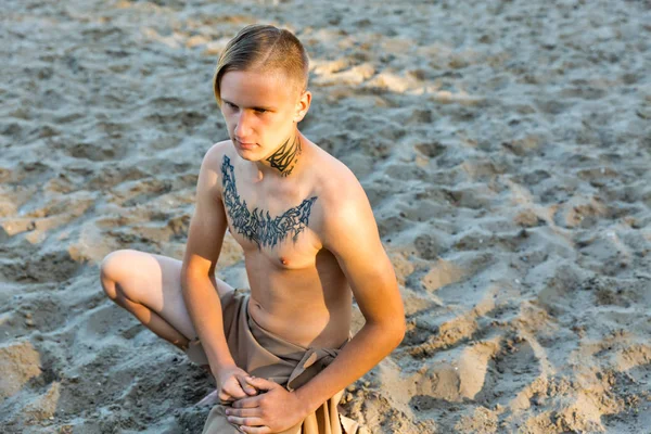 Jonge Blanke Man Lendendoek Achtergrond Van Het Zandstrand — Stockfoto