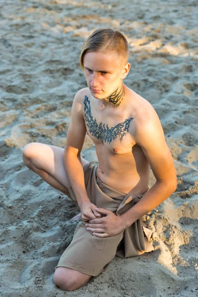 Jonge Blanke Man Lendendoek Achtergrond Van Het Zandstrand — Stockfoto