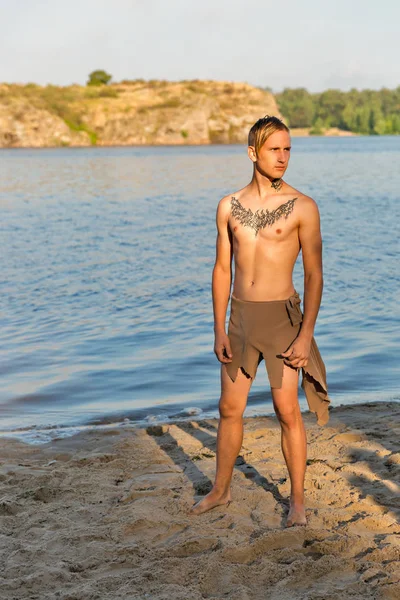 Jovem Homem Branco Tecido Lantejoulas Fundo Praia Rio Areia — Fotografia de Stock