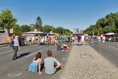 Berlin, Almanya - 14 Temmuz 2018: İnsanlar futbol fan bölge, FIFA Dünya Kupası 2018'Bgandenburg kapı yakın Tiergarten Parkı ziyaret edin. Başkenti ve en büyük şehri Almanya Berlin olduğunu.