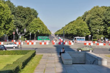 Berlin, Almanya - 14 Temmuz 2018: Polis otobüs futbol fan bölge, FIFA Dünya Kupası 2018'Bgandenburg kapı yakın Tiergarten Parkı devriye. Başkenti ve en büyük şehri Almanya Berlin olduğunu.