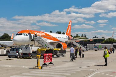 Berlin, Almanya - 15 Temmuz 2018: Yolcu, Easyjet Airbus A320-214 Tegel Havaalanı'nda yola. Havayolu şirketi easyJet Londra Luton Airport merkezi bir İngiliz düşük maliyetli taşıyıcı havayolu şirketidir.