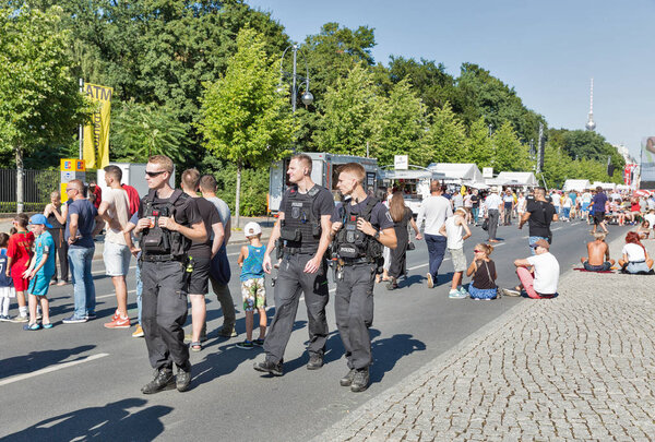 БЕРЛИН, ГЕРМАНИЯ - 14 июля 2018 года: Полицейская патрульная футбольная фан-зона чемпионата мира по футболу 2018 года в парке Тиргартен рядом с Бганденбургскими воротами. Берлин - столица и крупнейший город Германии
.