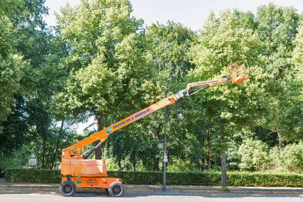 Berlin Tyskland Juli 2018 Herrmann Och Wittrock Lyftande Plattform Mobilkran — Stockfoto