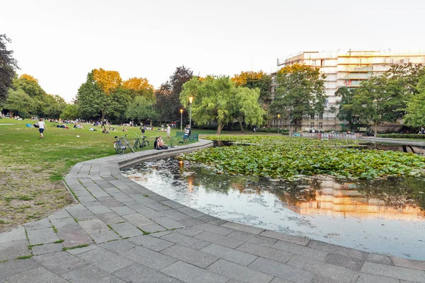Berlin Germany July 2018 People Have Rest Small Lake Sunset — Stock Photo, Image