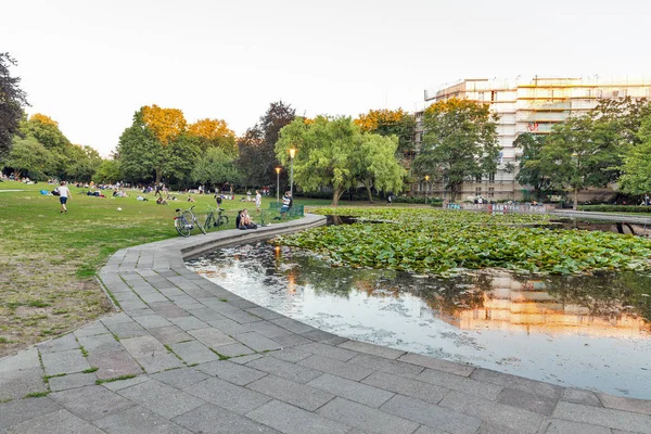 Berlin Almanya Temmuz 2018 Nsanlar Yakın Küçük Göl Günbatımı City — Stok fotoğraf