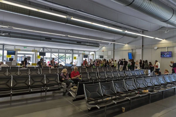 Berlim Alemanha Julho 2018 Passageiros Embarcar Sala Espera Dentro Aeroporto — Fotografia de Stock