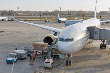 Boryspil, Ukrayna - 13 Kasım 2018: Boryspil Uluslararası Havaalanı'nda Ukrayna Uluslararası Havayolları Boeing 777-200. Bu ülkenin en büyük havaalanı, yolcu hava trafiğinin çoğunluğu hizmet vermektedir.
