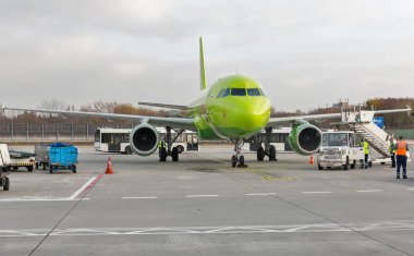 Berlin, Almanya - 14 Kasım 2018: S7 Airlines Airbus A320 Tegel Otto Lilienthal uluslararası havaalanında. S7, yasal olarak Sibirya Havayolları, merkezi Ob, Novosibirsk Oblast, Rusya.