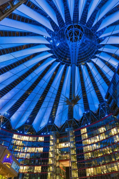 Berlín Německo Listopadu 2018 Noc Vnitřní Pohled Velkolepé Střešní Konstrukci — Stock fotografie