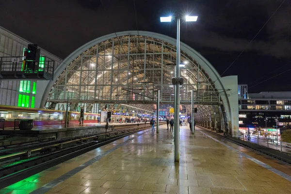 Berlino Germania Novembre 2018 Persone Sulla Piattaforma Notturna Della Stazione — Foto Stock