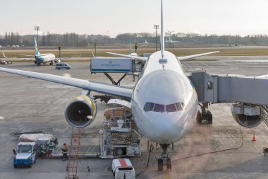 Boryspil, Ukrayna - 13 Kasım 2018: Boryspil Uluslararası Havaalanı'nda Ukrayna Uluslararası Havayolları Boeing 777-200. Bu ülkenin en büyük havaalanı, yolcu hava trafiğinin çoğunluğu hizmet vermektedir.