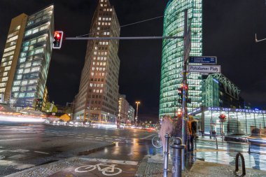 Berlin, Almanya - 13 Kasım 2018: Potsdamer Platz'da şehir trafiği. Ana meydan ve trafik kavşağı üzerinde Bahnhof tren istasyonuna giriş.
