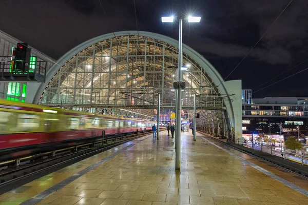 Berlino Germania Novembre 2018 Persone Sulla Piattaforma Notturna Della Stazione — Foto Stock