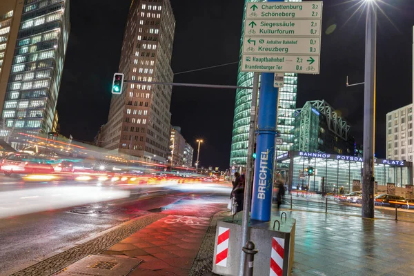 Berlim Alemanha Novembro 2018 Trânsito Noturno Cidade Potsdamer Platz Entrada — Fotografia de Stock