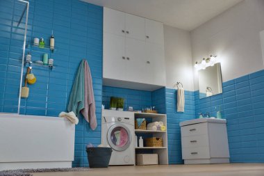 ayna ve mavi çini ile modern banyo köşesi. Alt görünümü.