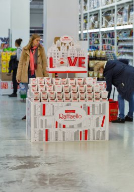 Kiev, Ukrayna - 18 Ekim 2017: İnsanlar süpermarket Raffaello Confetteria booth ile ziyaret edin. Raffaello bir küresel Hindistan cevizi badem confection Ferrero tarafından üretilen olduğunu.