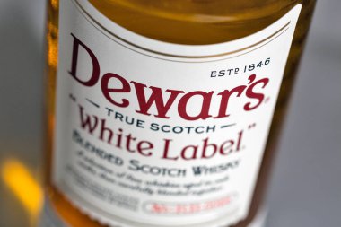 KIEV, UKRAINE - 11 Kasım 2018: Dewar 's White Label karıştırılmış Scotch Whisky. Dewar 'ın viskileri 20' den fazla ülkede 400 'den fazla ödül ve madalya kazandı..