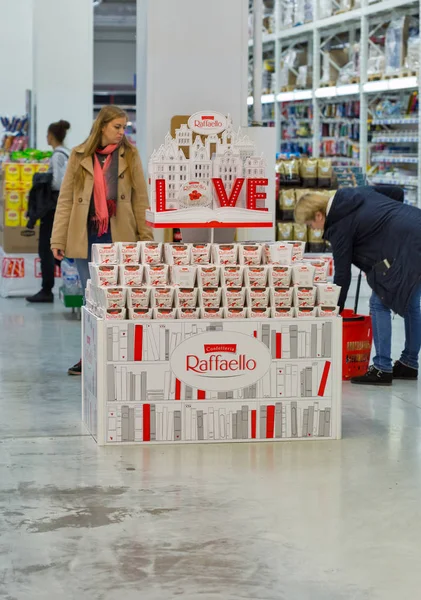 Kiev Ukraine October 2017 People Visit Supermarket Raffaello Confetteria Booth — Stock Photo, Image