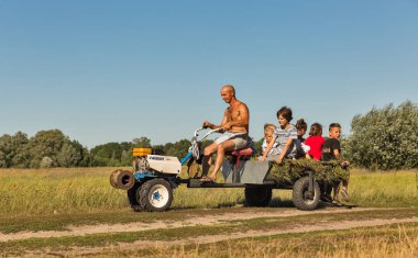 Koncha-Zaspa, Ukrayna-30 Temmuz 2017: Tanınmayan adam rulo çocuk mini traktör. Koncha-Zaspa Kiev tarihi bir semtidir. 1920'lerde bölge ilk duruma koru gibiydi..