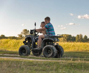 Koncha-Zaspa, Ukrayna-30 Temmuz 2017: Tanınmayan çocuklar binmek dört kiralama. Koncha-Zaspa Kiev tarihi bir semtidir. 1920'lerde bölge ilk duruma koru gibiydi..