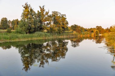 Ros nehir günbatımı yaz manzara, Merkezi Ukrayna.