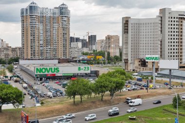 Kiev, Ukrayna - 18 Mayıs 2018: Görünümde Levoberegnaya metro istasyonuna yakın Bt yatırım ile Novus zinciri süpermarket yukarıda. Novus Ukrayna en büyük süpermarket ağlarda biridir.