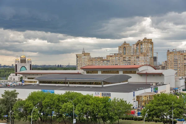 Kiev, Ukrayna - 18 Mayıs 2018: Cityscape Uluslararası Fuar Merkezi, ataerkil Konseyi Ukrayna Katolik Kilisesi ve Dinyeper Nehri Levoberegnaya Metro İstasyonu yakınında.