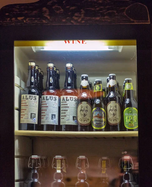 Kiev Ucrania Agosto 2017 Nevera Con Diferentes Cervezas Lituanas Cerca — Foto de Stock