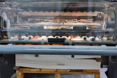 Beyaz karton basım sanayi makine closeup için boş çarşafları yığını