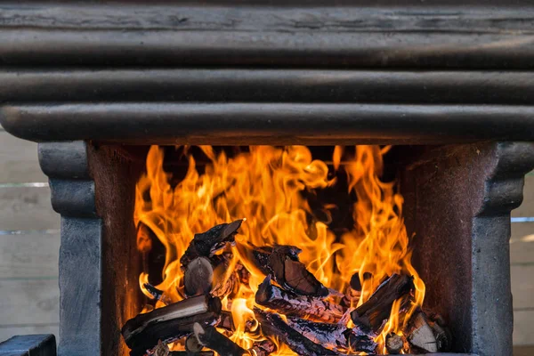 壁炉与燃烧的柴火室内特写镜头 — 图库照片