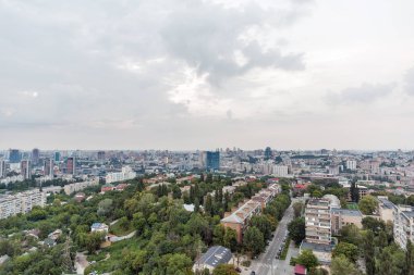 Kiev şehir manzarası yukarıdan hava üstten görünüm, yerleşim bölgesi Khrushchyovkas ile cityscape, Ukrayna'nın başkenti evler..