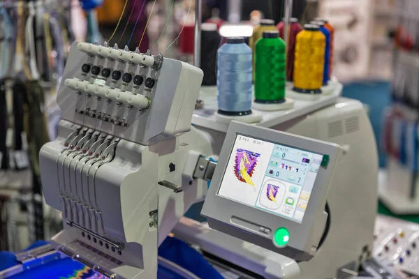 Máquina Profissional Para Aplicar Bordado Diferentes Tecidos Com Bobinas Coloridas — Fotografia de Stock